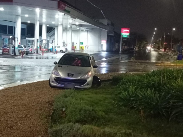 Un auto termin� arriba de la rotonda de Pringles y Del Valle